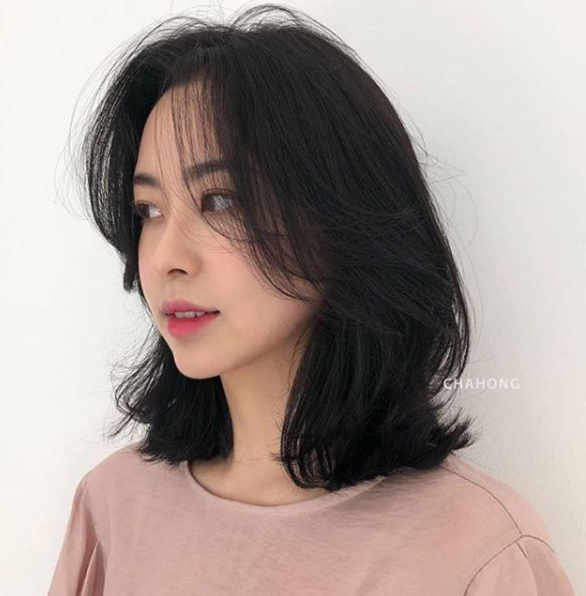 Tóc uốn đuôi nhẹ nhàng cho nữ mặt tròn