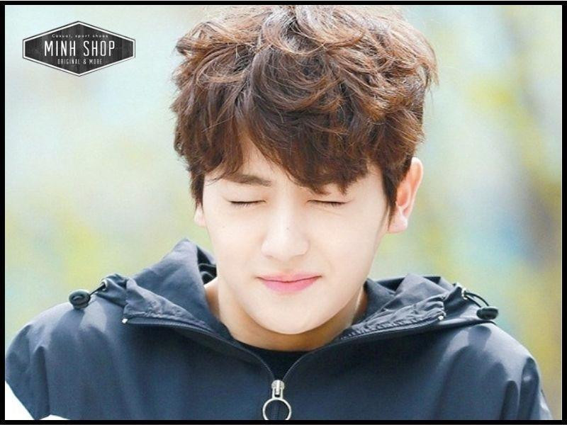 Tóc uốn gợn sóng bồng bềnh, mang lại vẻ lãng tử cho tóc ngắn trán cao nam