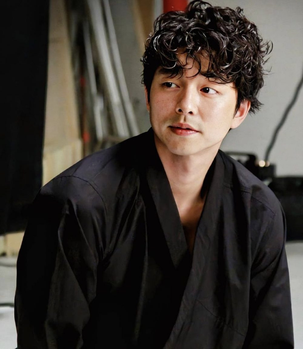 Tóc uốn lượn sóng nhẹ nhàng giúp gương mặt tròn trông mềm mại và trẻ trung