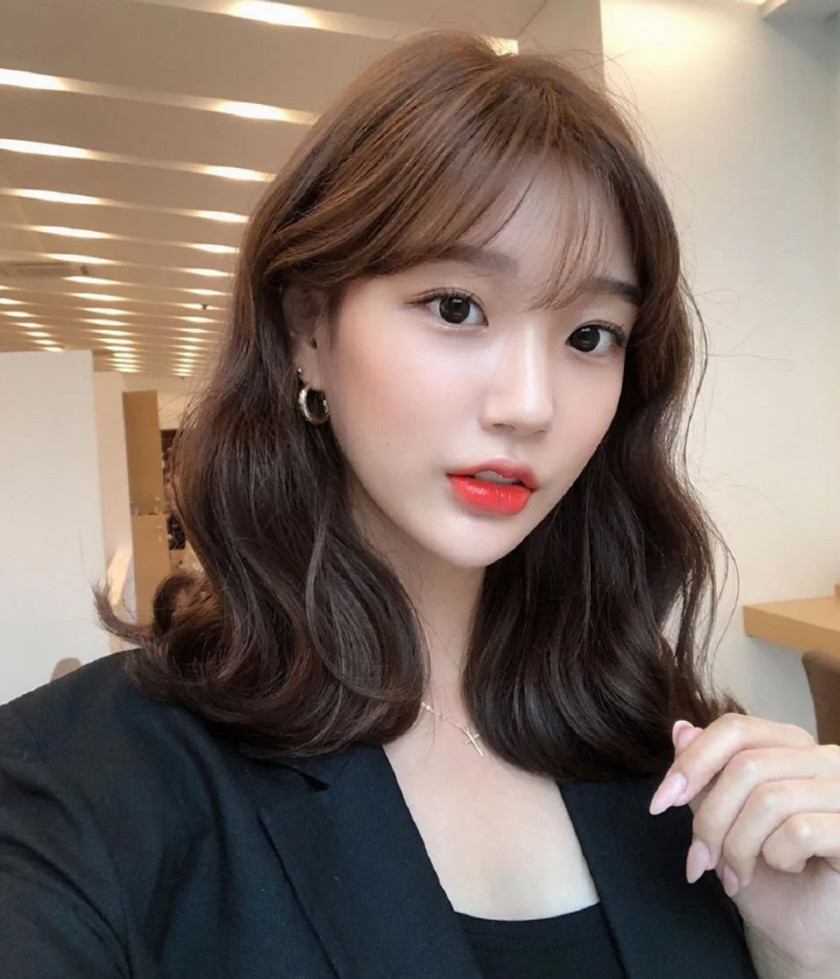 Tóc uốn mái thưa cho nữ mặt tròn