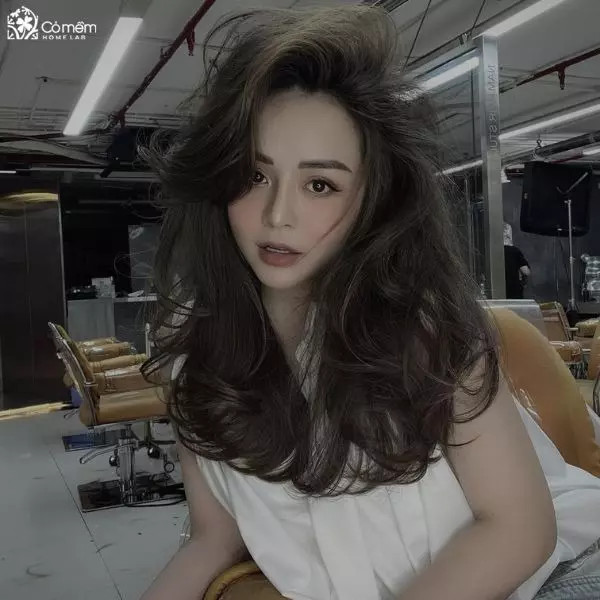 Tóc uốn xoăn đuôi với phần mái dài, là một trong các kiểu tóc hot 2024 dịu dàng