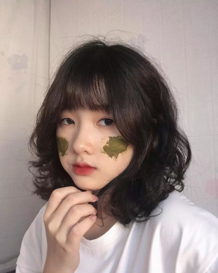 Tóc uốn xoăn lọn nhỏ cho mặt tròn to thêm thanh mảnh