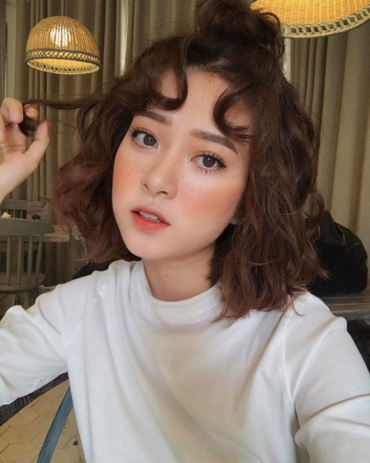 Tóc uốn xoăn xù ngắn cá tính cho nữ mặt tròn