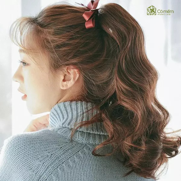 Tóc xoăn dài buộc cao năng động