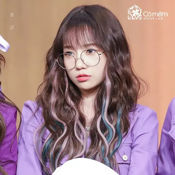 Tóc xoăn dài nhuộm highlight nổi bật