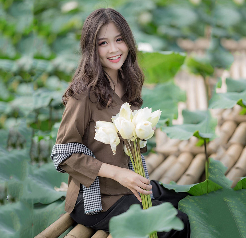 Tóc xoăn gợn sóng nhẹ nhàng cùng áo bà ba