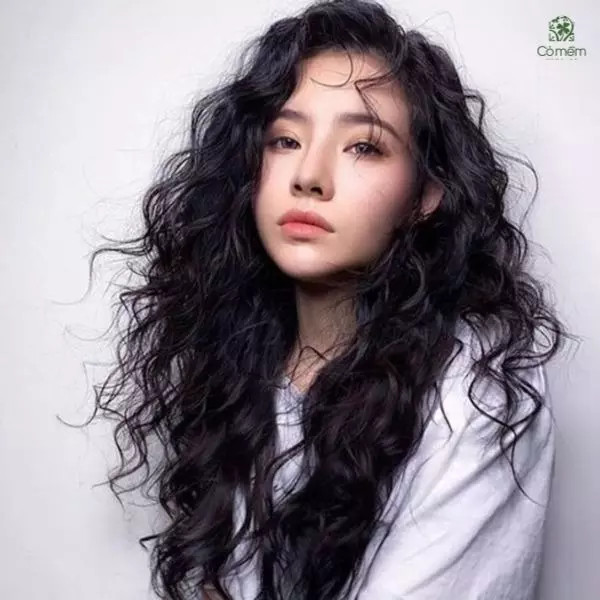 Tóc xoăn hippie cá tính với lọn xoăn nhỏ bồng bềnh