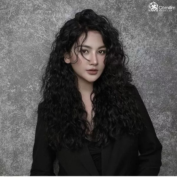 Tóc xoăn hippie dài được ưa chuộng trong số các kiểu tóc hot năm 2024