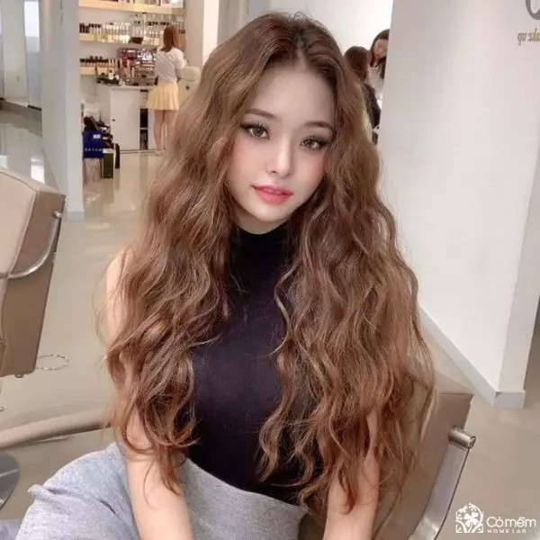 Tóc xoăn hippie dài với màu nhuộm độc đáo, phong cách của các kiểu tóc hot 2024