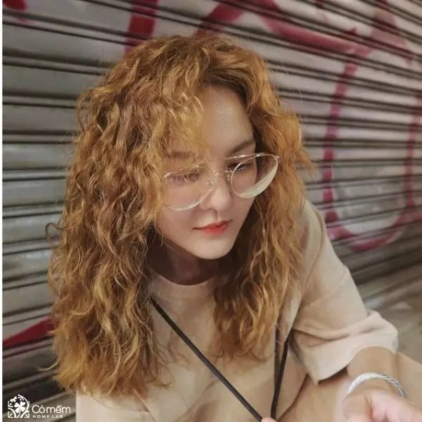 Tóc xoăn hippie ngắn, một trong những xu hướng tóc nữ 2024 tạo nên sự cá tính