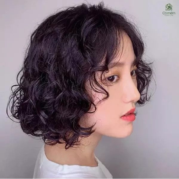 Tóc xoăn hippie ngắn ngang vai với màu nâu chocolate, là một trong các kiểu tóc hot 2024