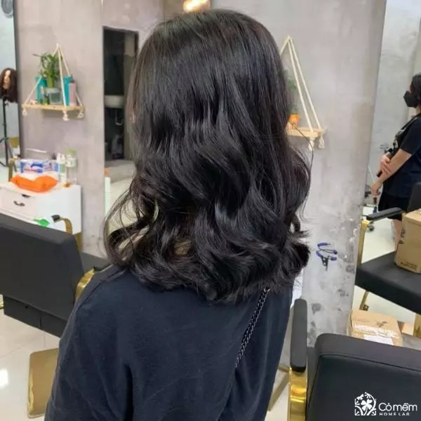 Tóc xoăn lơi nữ ngắn cho nàng mái tóc thướt tha, duyên dáng và rất hợp với các kiểu tóc hot năm 2024