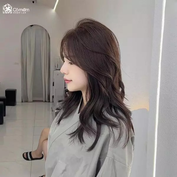 Tóc xoăn lơi nữ ngắn dịu dàng và thanh lịch, là một trong các kiểu tóc hot 2024