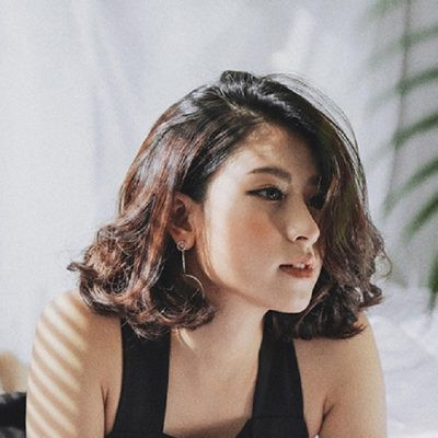 Tóc xoăn ngắn mái lệch dễ thương tạo sự thanh tú và sang trọng, tôn lên vẻ đẹp hiện đại và quyến rũ của phái nữ.