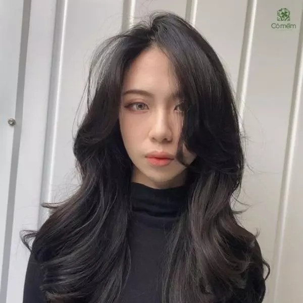 Tóc xoăn sóng lơi cá tính nữ với mái bay