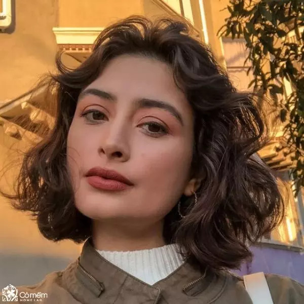 Tóc xoăn sóng ngắn nữ tính và hiện đại, là một trong các kiểu tóc hot 2024