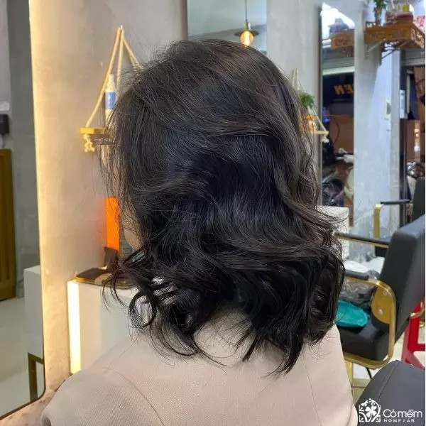 Tóc xoăn sóng ngắn uốn lọn tự nhiên, tạo độ phồng
