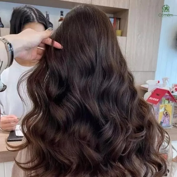 Tóc xoăn sóng to cá tính nữ với màu nâu trầm