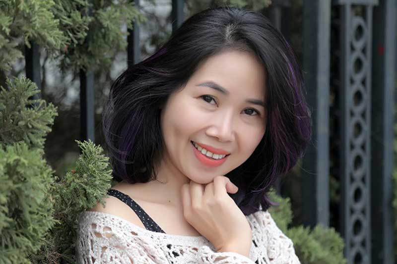 Tóc xoăn thả tự nhiên, nhẹ nhàng cho bà sui