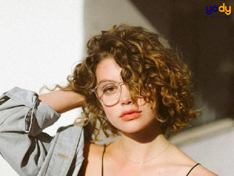 Tóc xù mì năng động, trẻ trung phù hợp với gương mặt tròn