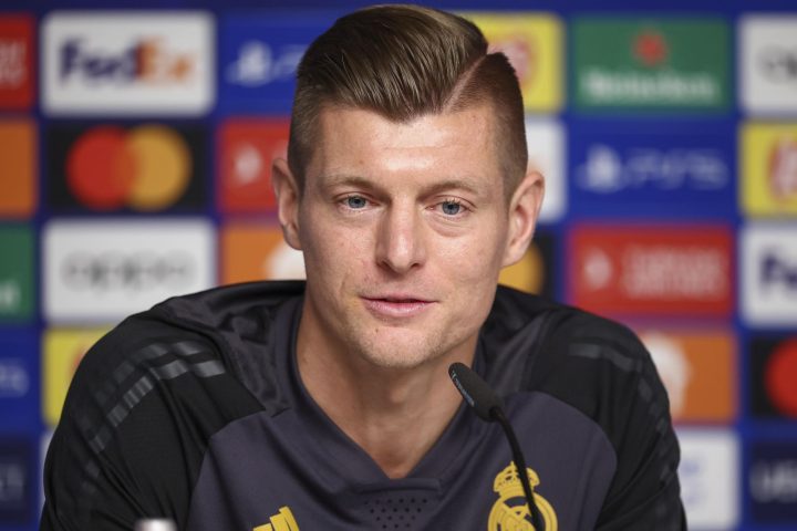 Toni Kroos lịch lãm với kiểu tóc side part vuốt pomade