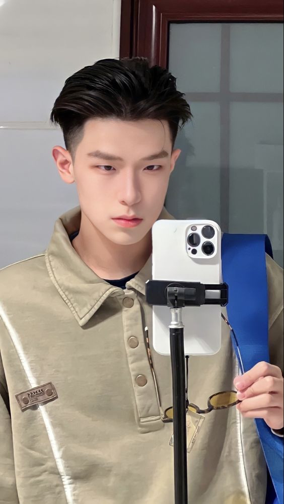 Undercut chải cao slicked back