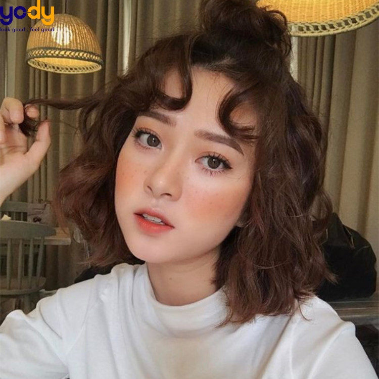 Ưu điểm của kiểu tóc uốn lọn to giúp gương mặt thon gọn