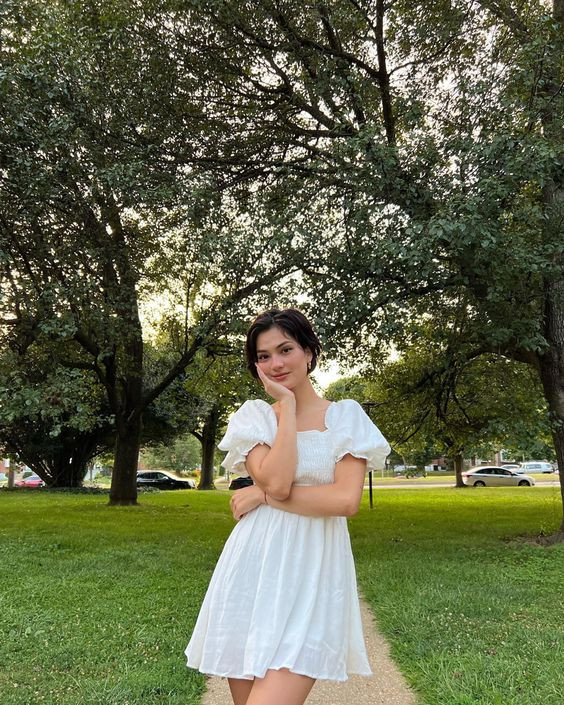 Váy babydoll dễ thương, lựa chọn hoàn hảo khi phối đồ cho tóc ngắn.