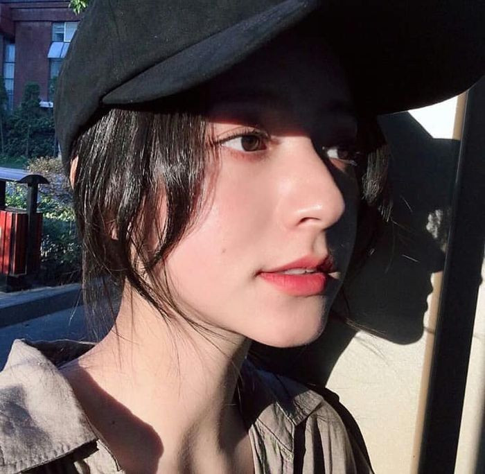 Vẽ chân dung cô gái tóc ngắn: Nắm bắt khoảnh khắc cảm xúc với mái tóc ngắn và chiếc mũ phong cách