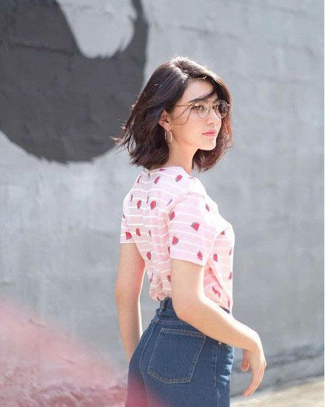 Vẽ chân dung cô gái tóc ngắn: Phác thảo khuôn mặt và đường nét tóc tự nhiên