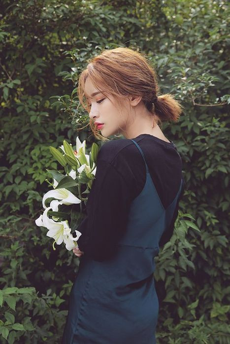 Vẽ chân dung cô gái tóc ngắn với kiểu lob bồng bềnh, toát lên vẻ đẹp dịu dàng