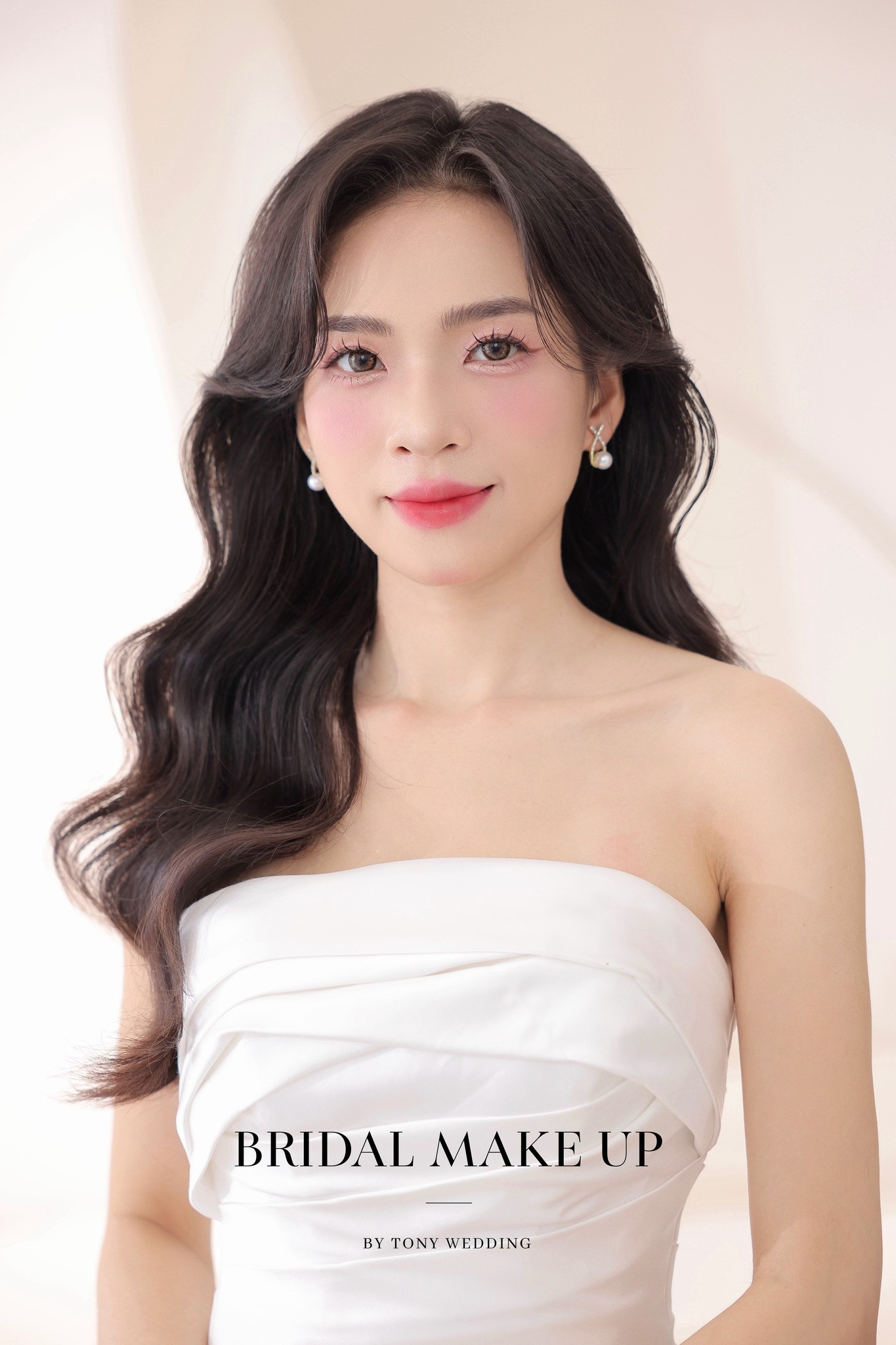 Vẻ đẹp mềm mại của kiểu tóc cô dâu xoăn sóng nước, tôn lên nét dịu dàng