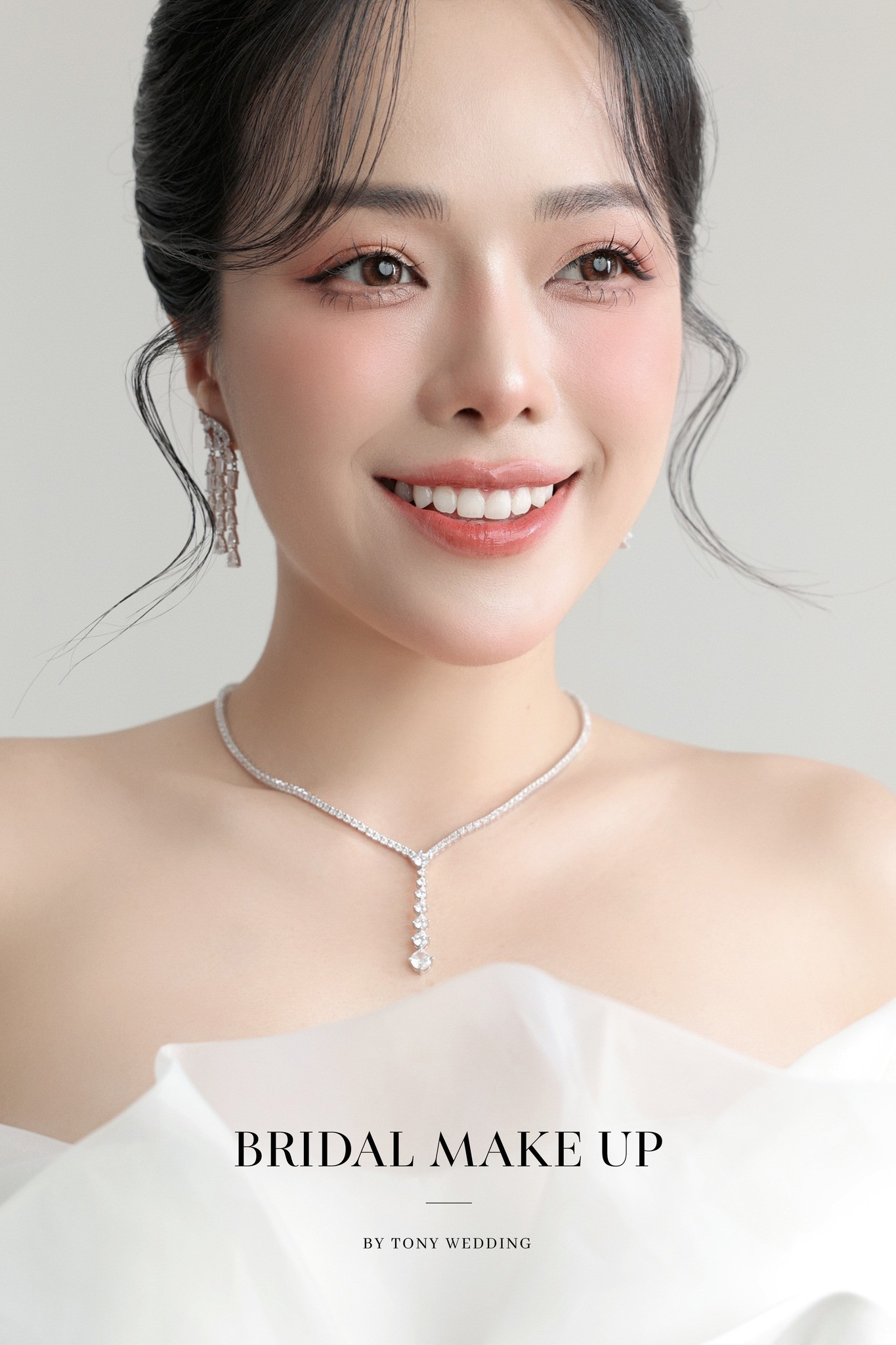 Vẻ đẹp thanh lịch của tân nương mặt dài với kiểu tóc cưới búi thấp, mái bay dịu dàng