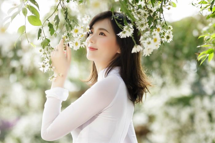 Vẻ đẹp thướt tha với tóc lửng uốn sóng lơi cùng áo dài trắng