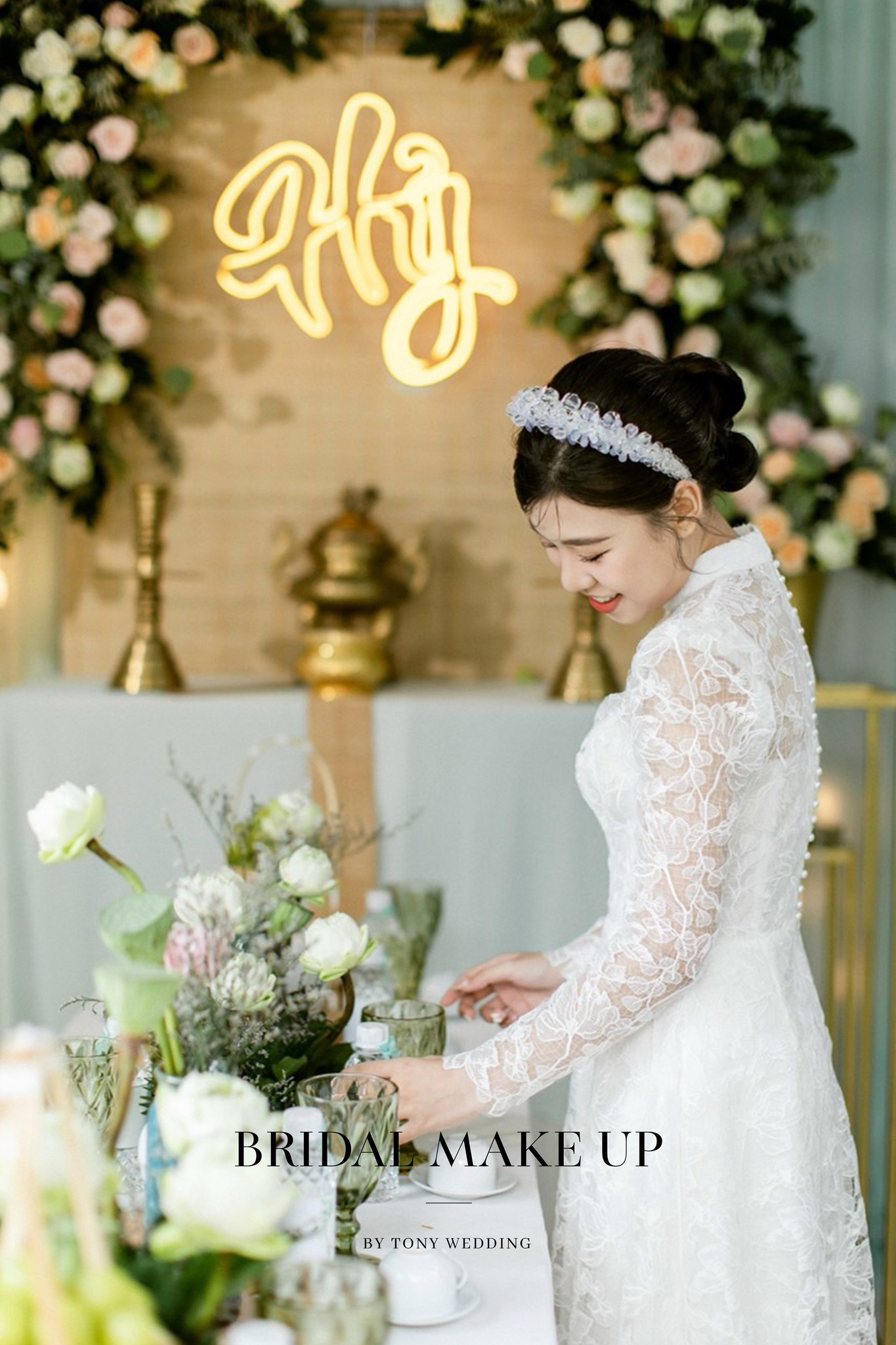 Vẻ đẹp tinh tế của cô dâu qua kiểu tóc búi thấp kết hợp hoa baby trắng