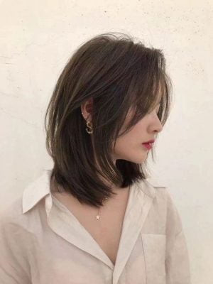 Với kiểu tóc xoăn ngắn layer nhẹ dễ thương, bạn sẽ không bao giờ sợ lỗi mốt bởi những đường layer nhẹ uyển chuyển tự nhiên, tôn lên vẻ đẹp thanh thoát.