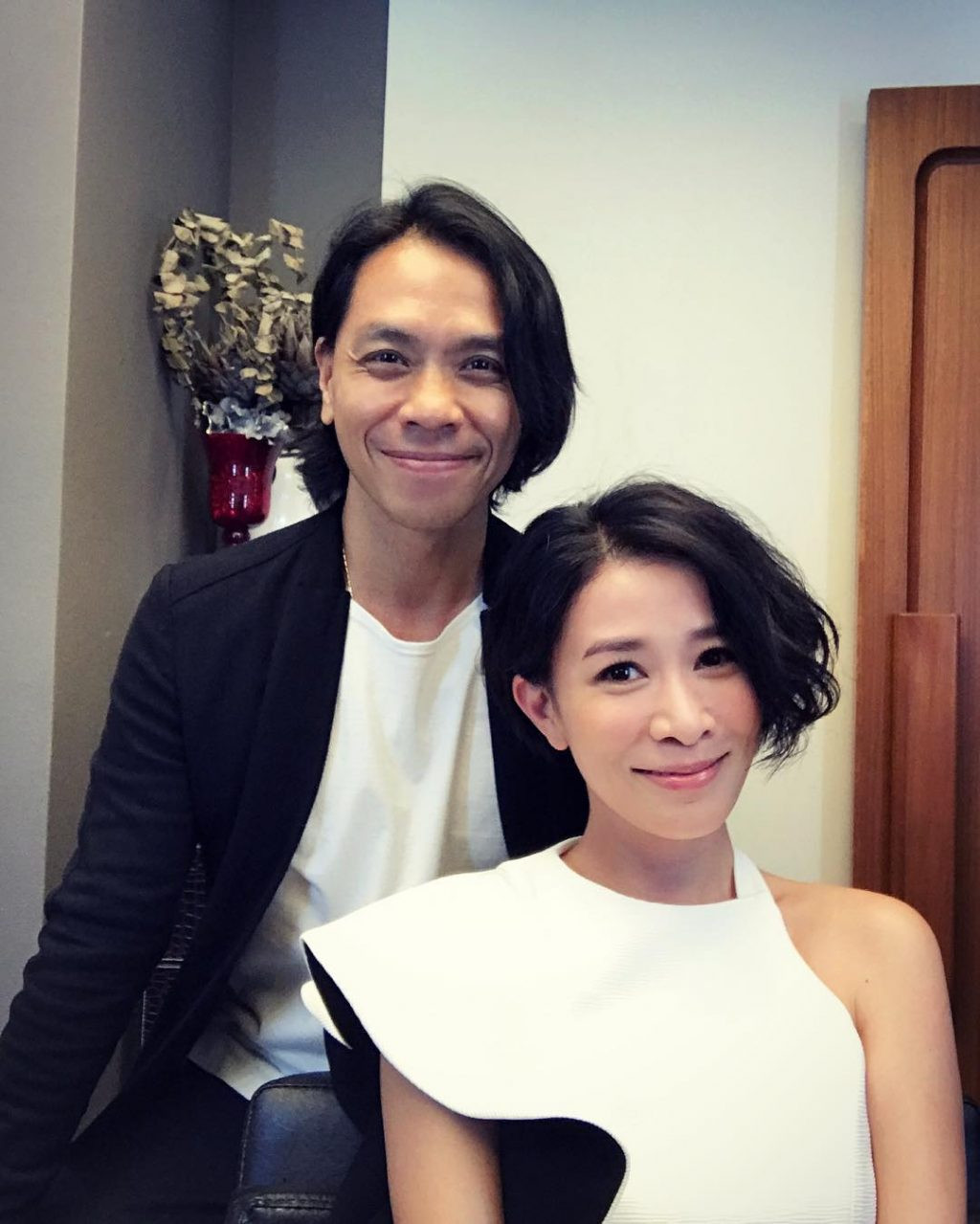 Xa Thi Mạn cùng nhà tạo mẫu tóc Billy Choi, người góp phần tạo nên phong cách tóc ngắn ấn tượng