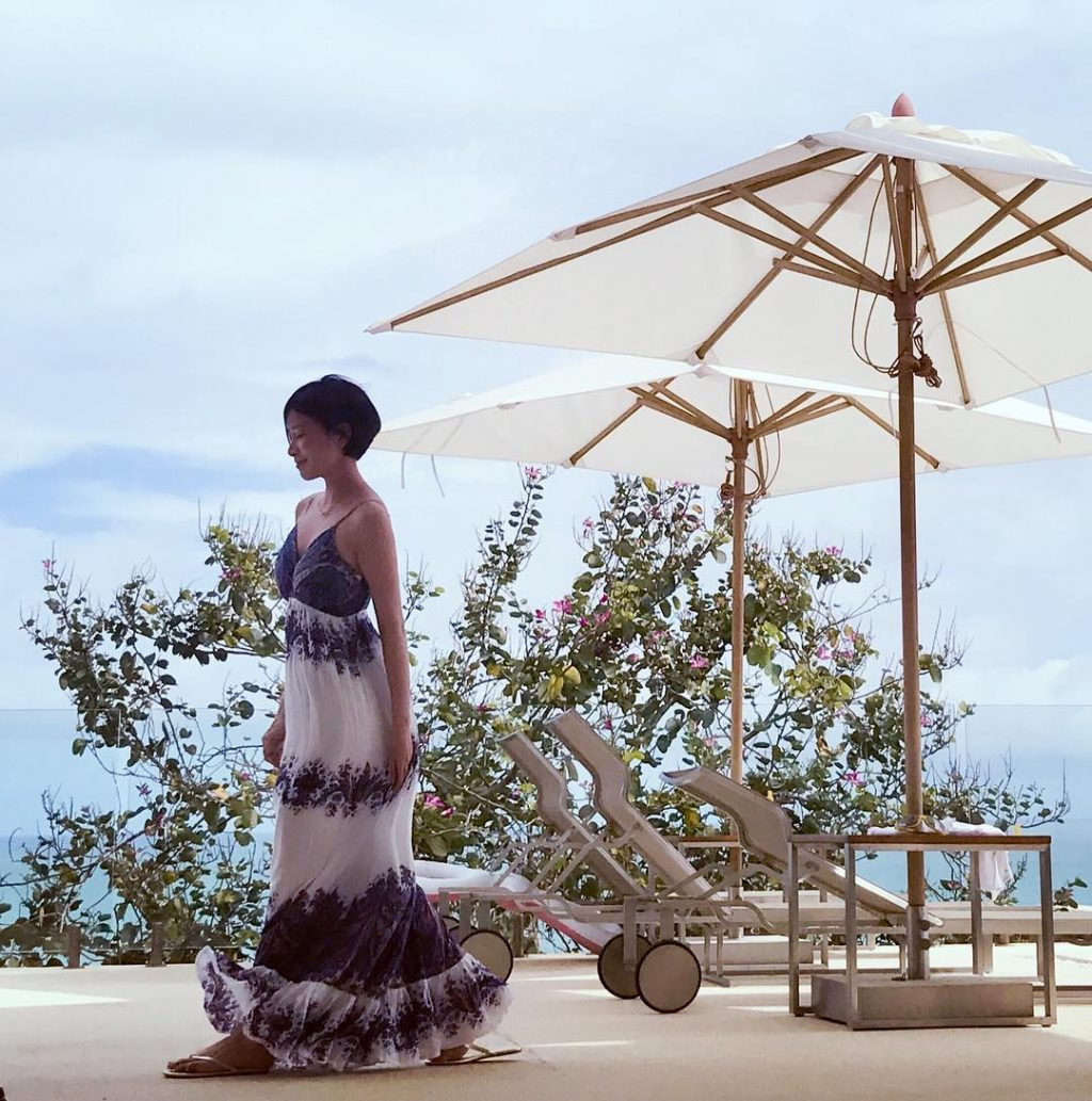 Xa Thi Mạn dịu dàng với mái tóc ngắn, thể hiện sự linh hoạt trong phong cách