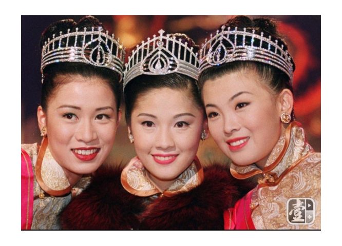 Xa Thi Mạn dự thi Hoa Hậu Hồng Kông 1997 với mái tóc dài cổ điển