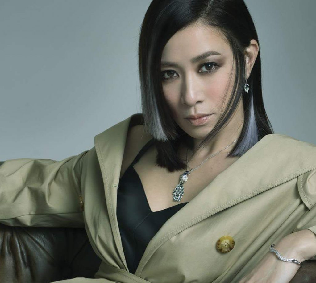 Xa Thi Mạn thể hiện vẻ đẹp sắc sảo với kiểu tóc ngắn cá tính