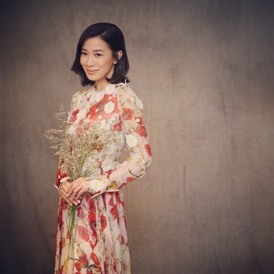 Xa Thi Mạn toát lên vẻ đẹp thanh lịch với phong cách tóc ngắn