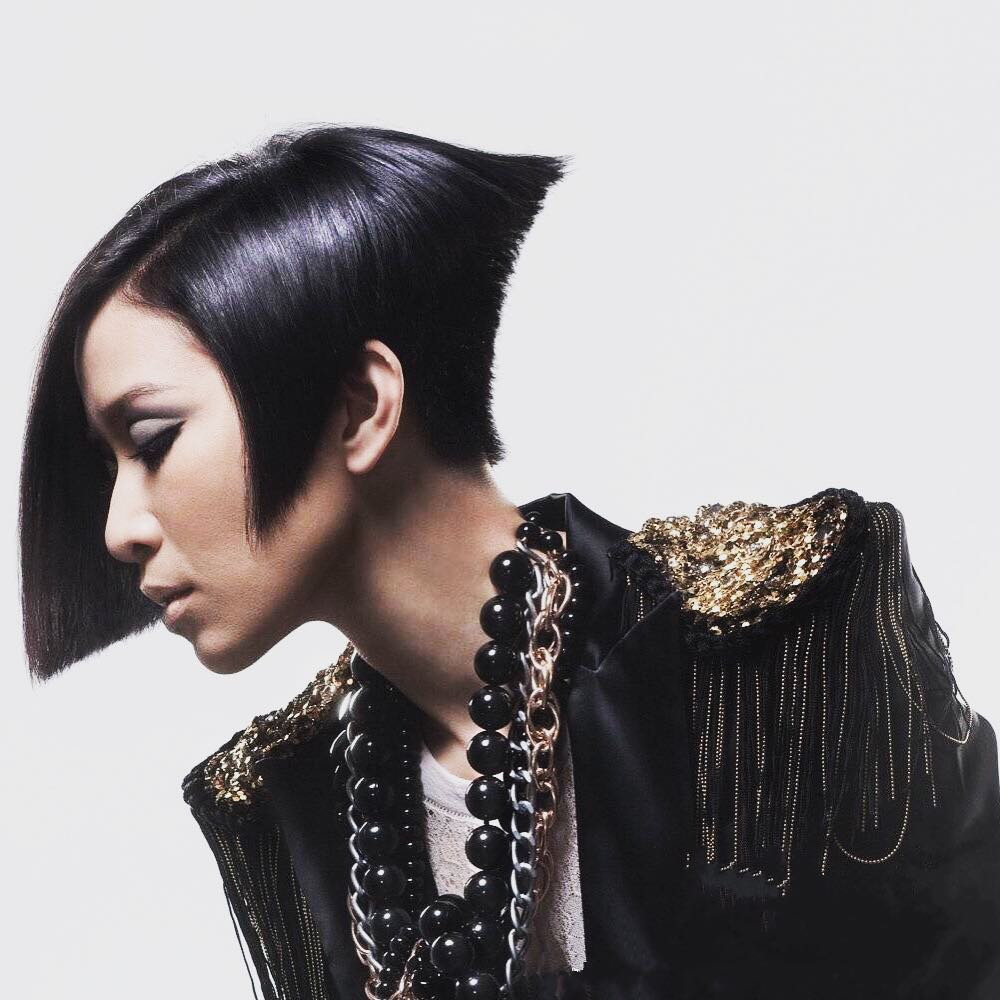Xa Thi Mạn với kiểu tóc ngắn pixie táo bạo, kết hợp phụ kiện kim loại