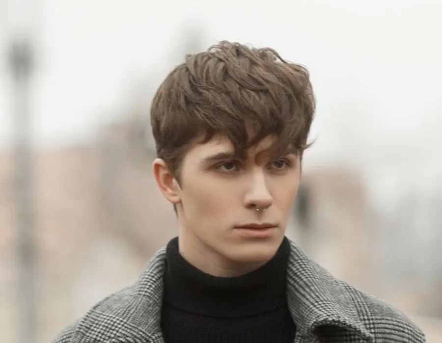 Angular Fringe mái dài thể hiện phong cách cá tính và ấn tượng