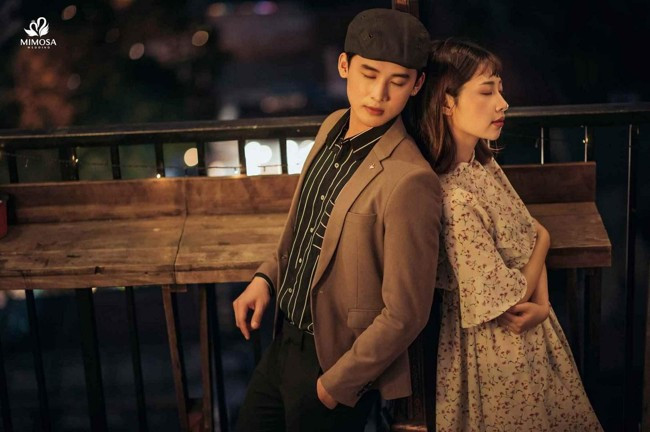 Ảnh cô dâu tóc ngắn búi cao gọn gàng, toát lên vẻ tiểu thư