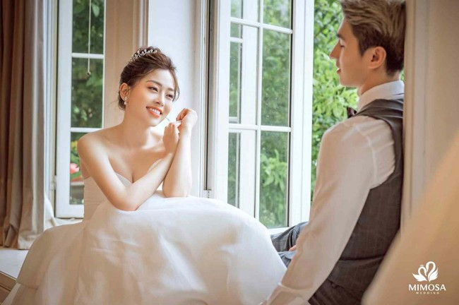 Ảnh cô dâu tóc ngắn búi gọn thanh lịch với phụ kiện cài tóc tinh tế