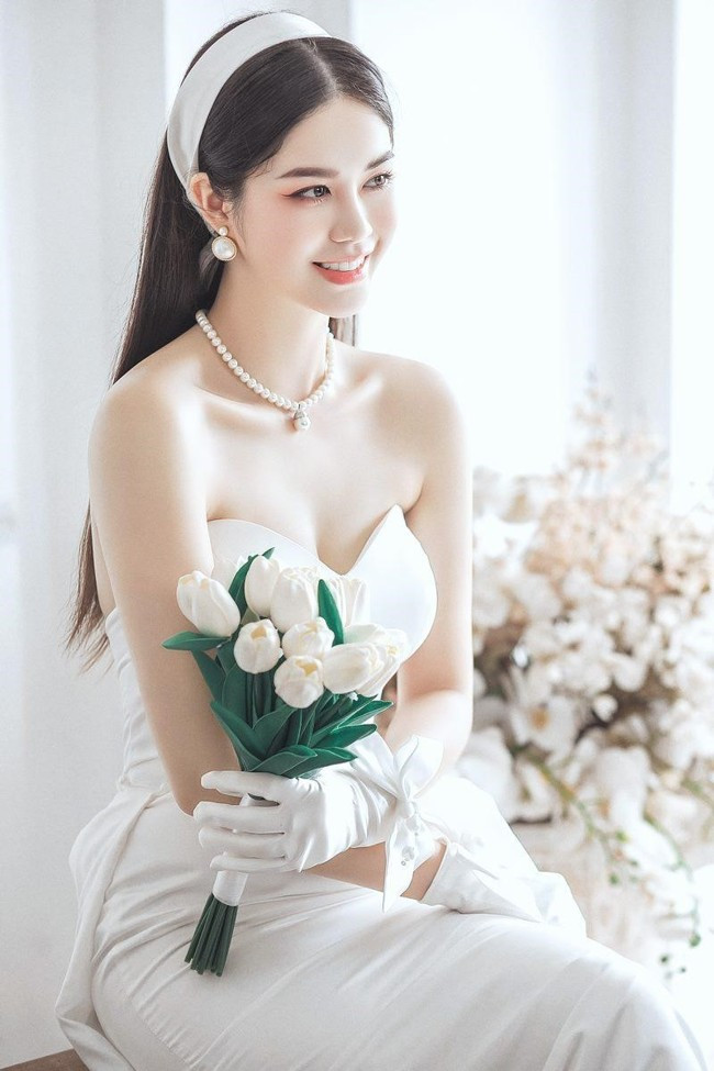 Ảnh cô dâu tóc ngắn buộc nửa đầu dịu dàng với váy cưới ren