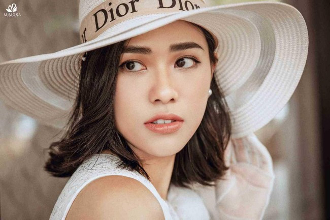 Ảnh cô dâu tóc ngắn ngang vai với lọn xoăn nhẹ và phụ kiện hoa