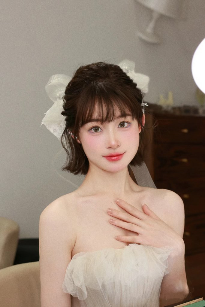 Ảnh cô dâu tóc ngắn tết Bohemian với vòng hoa tươi phong cách