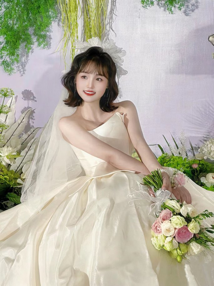 Ảnh cô dâu tóc ngắn thử kiểu tóc trước ngày cưới để đảm bảo phù hợp