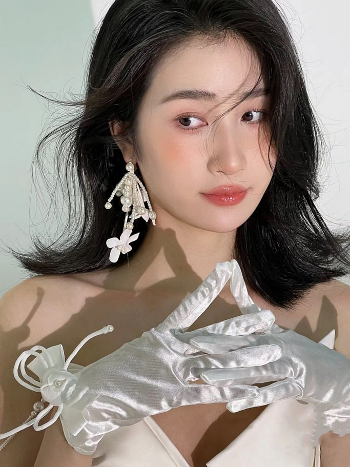 Ảnh cô dâu tóc ngắn uốn sóng nước lãng mạn và gợi cảm